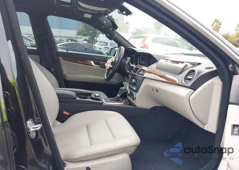 2012 Mercedes-Benz C 250 Sport z USA, uszkodzony, nr VIN WDDGF4HB7CA650152